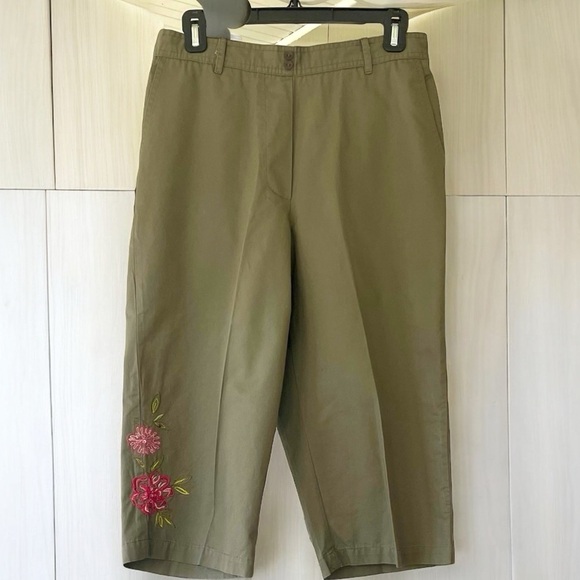 Alfred Dunner Pants - Alfred Dunner capri pants, size 10P, cotton, pretty embroidery on one leg, EUC